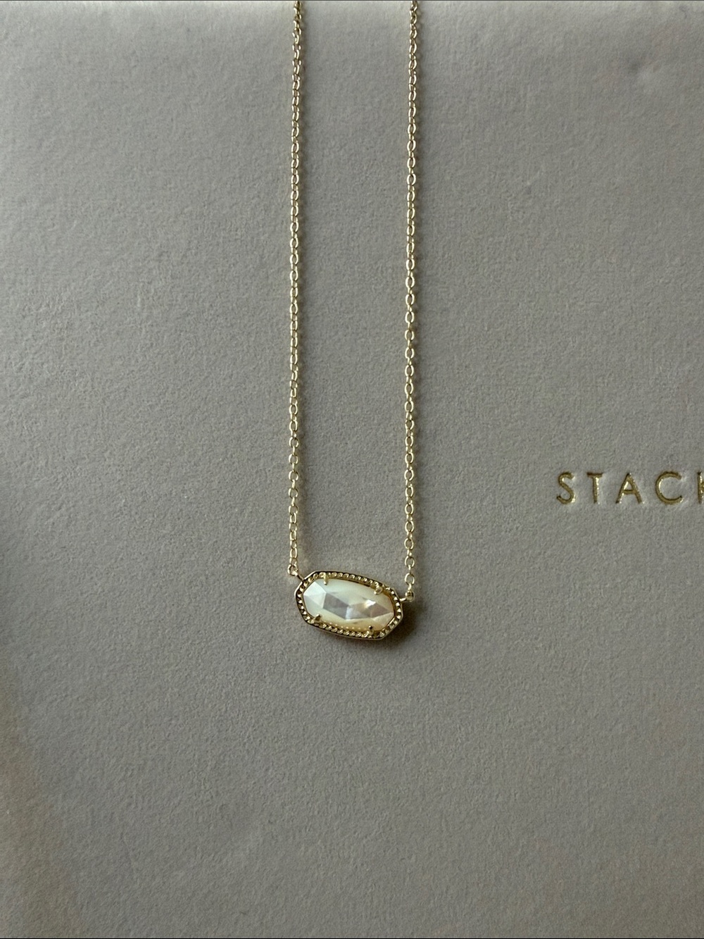 Kendra Scott Elisa Gold Pendant Necklace in Ivory Mother-of-Pearl - Picture 2 of 4